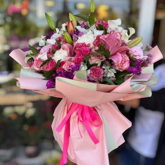 Pembe & Pudra Bukette Şakayık & Lilyum Aranjmanı