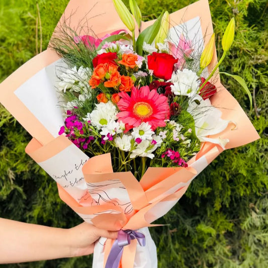 Gazete Desenli Bukette Lilyum & Gerbera & Papatya